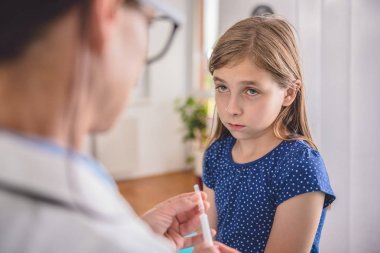 Pediatrik doktor aşı hazırlama