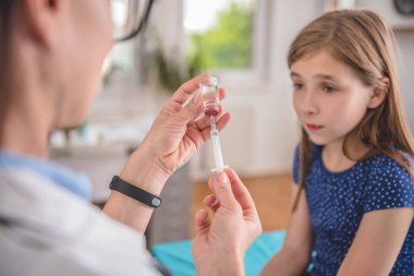 Pediatrik doktor aşı hazırlama