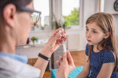 Pediatrik doktor aşı hazırlama
