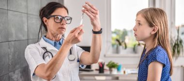Pediatrik doktor aşı hazırlama
