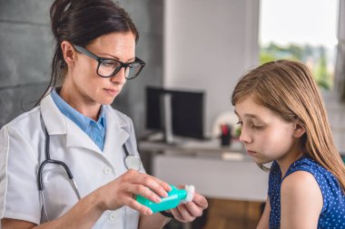 Doktor temizlik kolu alkol ile