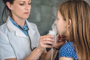 Doktor maskesi buharı tutun