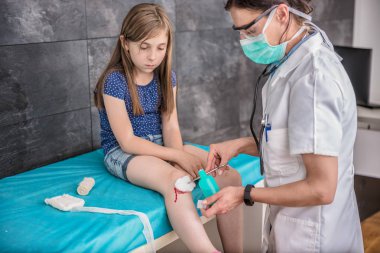 Yaralı kız ilk yardım alma 