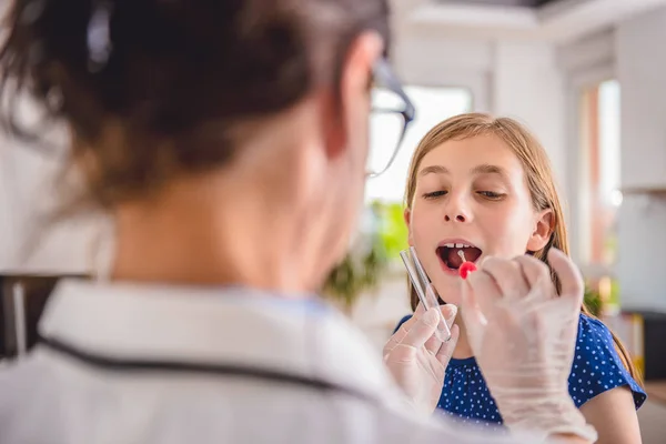 Női gyermekorvos tampon használata — Stock Fotó