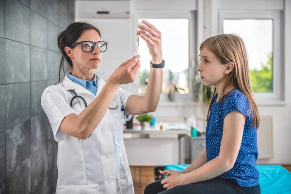 Médico pediátrico que prepara a vacina — Fotografia de Stock