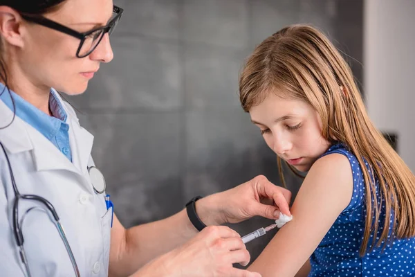 Pediatric ger vaccinet i arm — Stockfoto