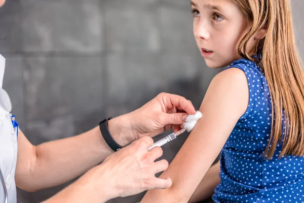 Vaccin pédiatrique administré dans le bras — Photo