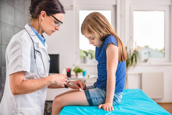 Médico dando vacina menina tiro — Fotografia de Stock