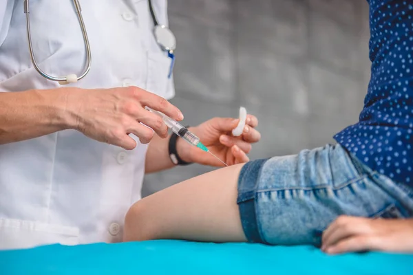 Médecin donnant fille vaccin shot — Photo