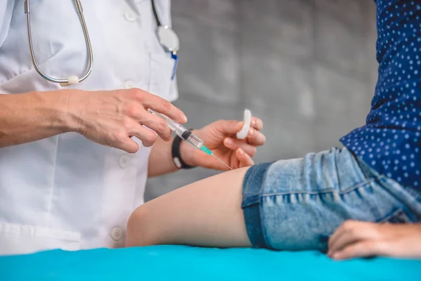 Dokter geven meisje vaccin schot — Stockfoto