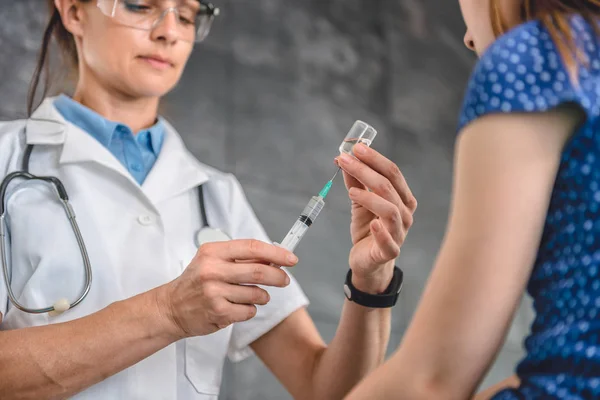 백신을 준비 하는 의사 — 스톡 사진