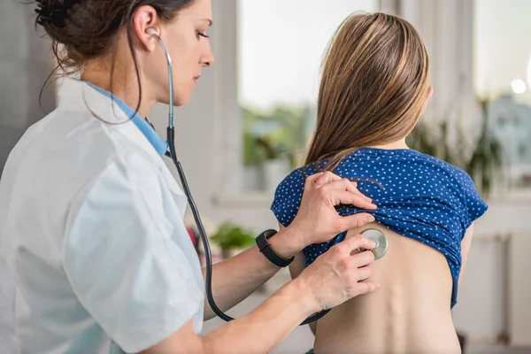 Lekarz słuchać pacjenta klatki piersiowej — Zdjęcie stockowe
