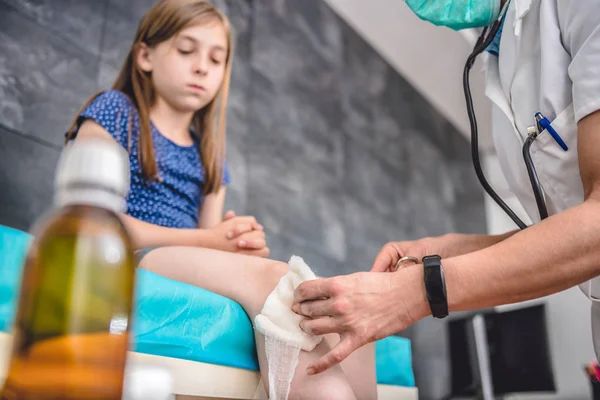 Gewonde meisje ontvangen EHBO — Stockfoto