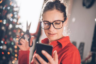 Kadın kaydırma hediyeler evde