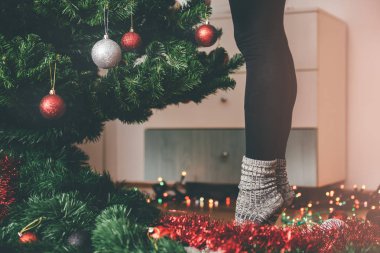 kadın bir Noel ağacı süsleme
