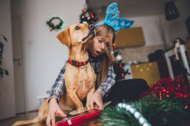 Hediye ulaşmaya çalışan kız