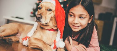 Küçük kız ve küçük sarı köpek