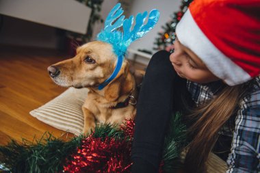 Noel Baba şapkalı kız. 