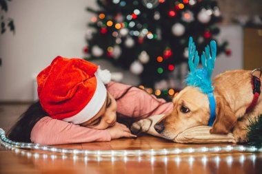 Noel Baba şapkalı kız. 
