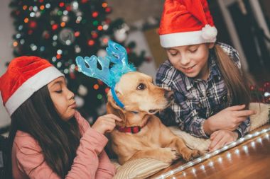 Noel Baba şapkası ile iki kız 