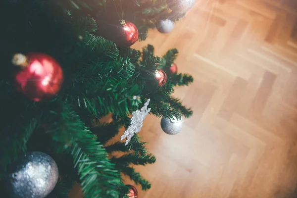 Árvore de Natal no chão de madeira — Fotografia de Stock