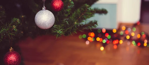 Árvore de Natal com luz colorida — Fotografia de Stock