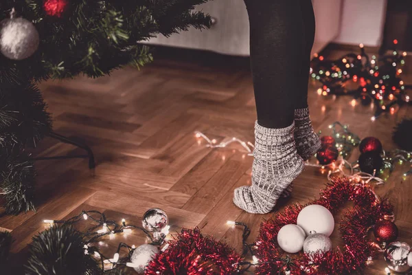 Frau schmückt einen Weihnachtsbaum — Stockfoto