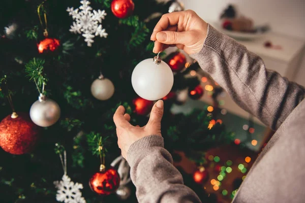 Mulher que decora árvore de Natal — Fotografia de Stock