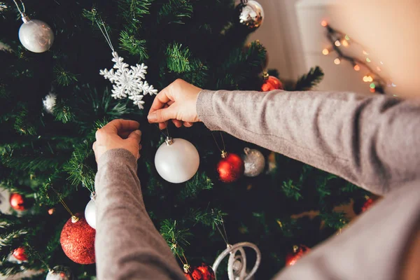 Mulher que decora árvore de Natal — Fotografia de Stock