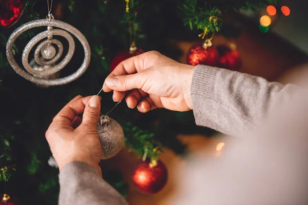 Mulher que decora árvore de Natal — Fotografia de Stock