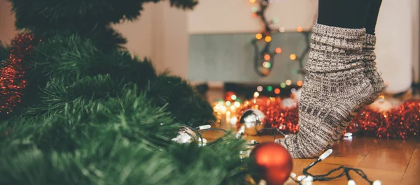 Mulher decorando uma árvore de Natal — Fotografia de Stock