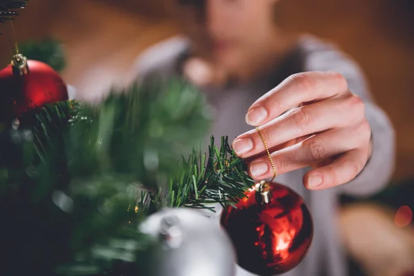 Mulher que decora árvore de Natal — Fotografia de Stock