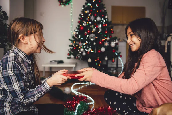 Girls receiving gift for christmas — Stock Photo, Image