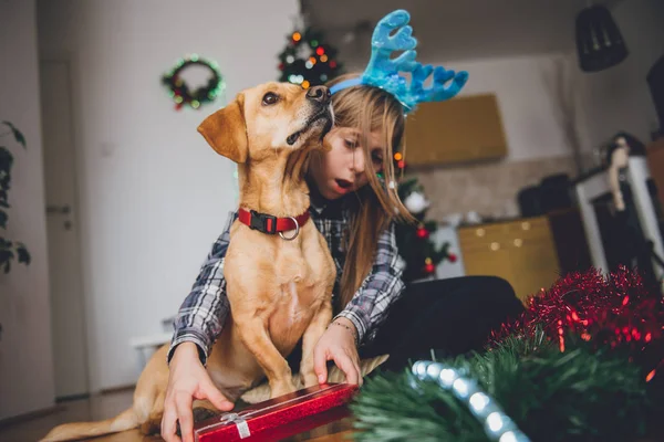 Hediye ulaşmaya çalışan kız