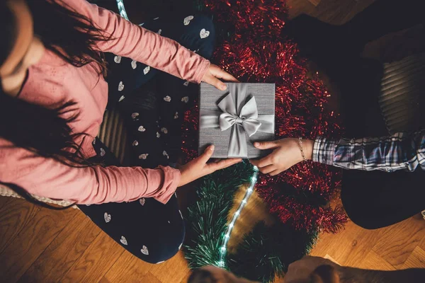 Chicas dando regalo de Navidad —  Fotos de Stock