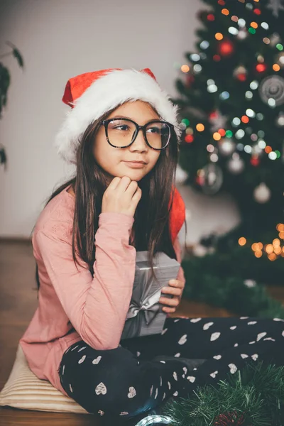 Kız giyen Noel Baba şapkası