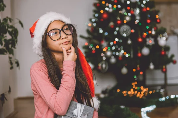 Chica usando sombrero de Santa —  Fotos de Stock