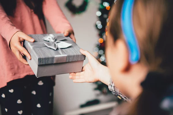 Девушки дарят рождественский подарок — стоковое фото