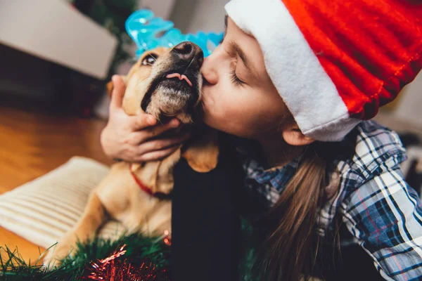 Menina com chapéu de santa — Fotografia de Stock