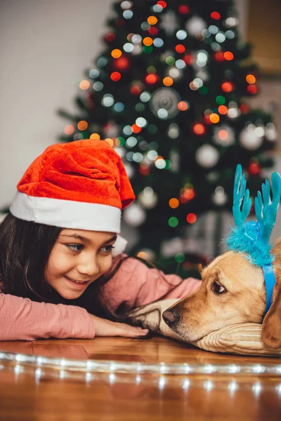 Chica con sombrero de santa — Foto de Stock