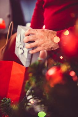 Noel hediyesi almak adam 
