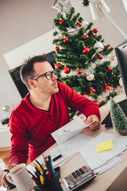 Bilgisayar kullanan adam 