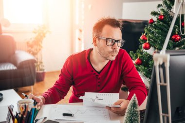 Bilgisayar kullanan adam 