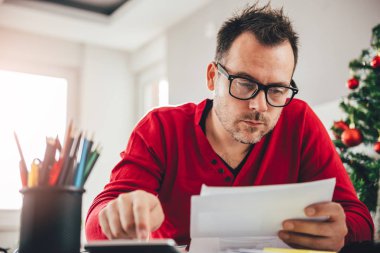 Hesap makinesi kullanan adam