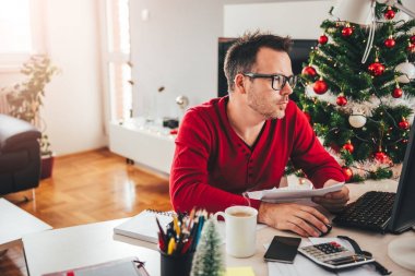 Bilgisayar kullanan adam