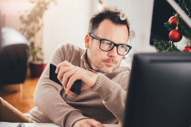 Bilgisayar kullanan adam