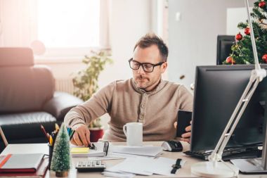 Bilgisayar kullanan adam 