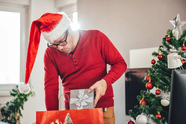 Hombre tomando regalo de Navidad —  Fotos de Stock