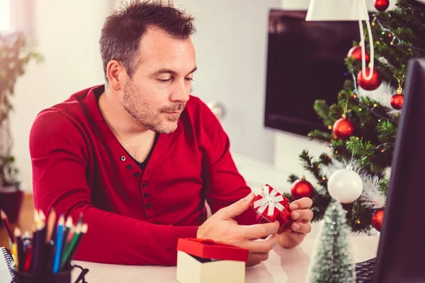 adam hediye kutusu açma