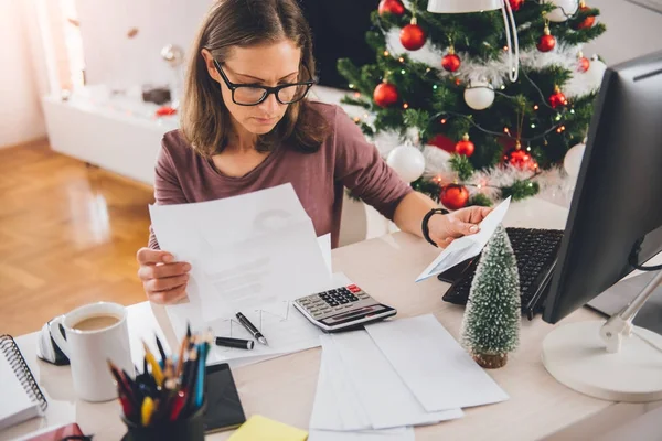 Mujer leyendo carta — Foto de Stock